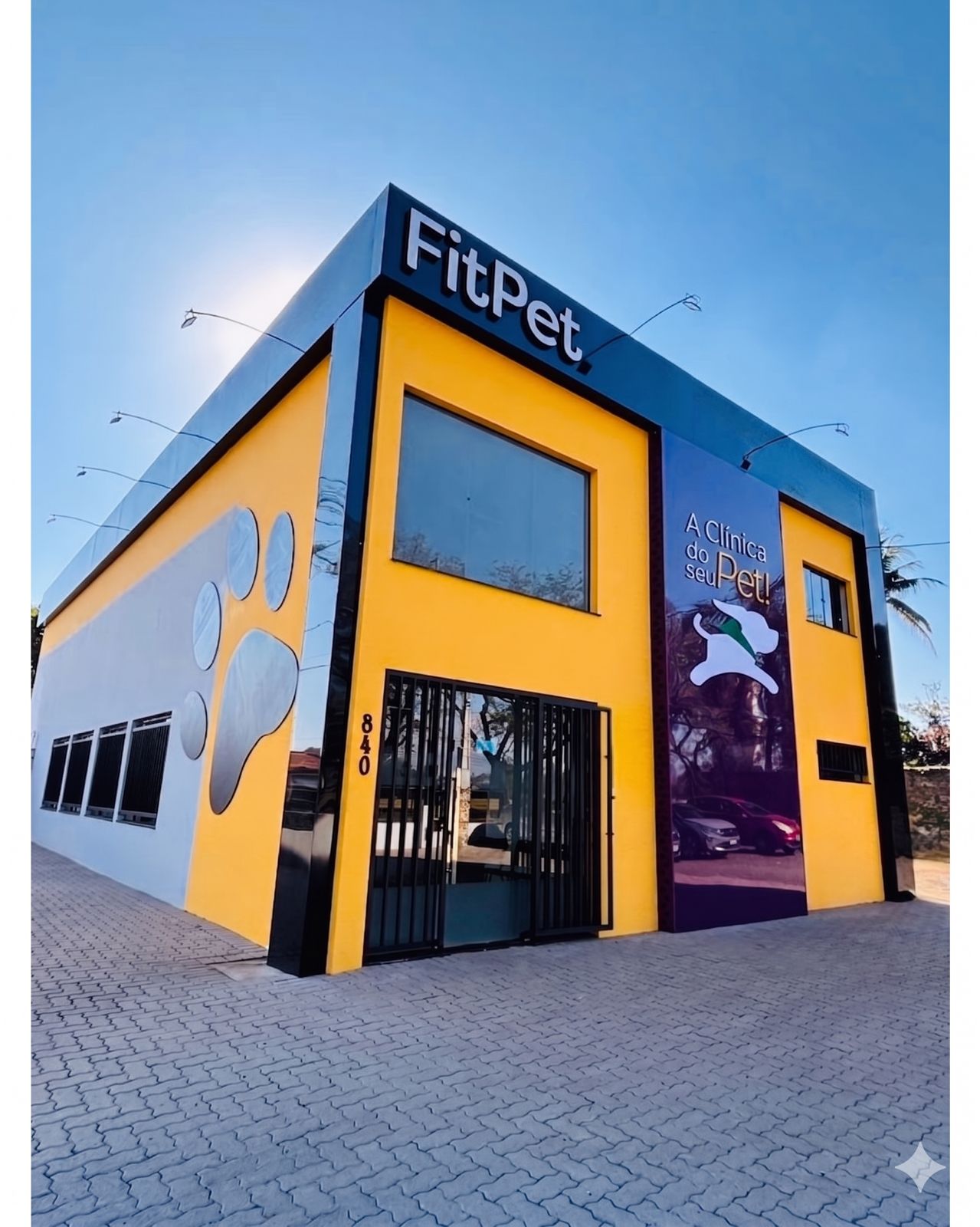 Fachada moderna da FitPet com detalhes em amarelo